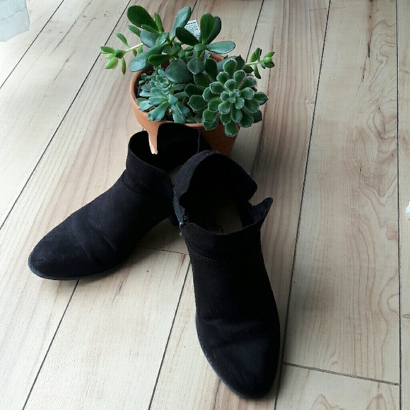 American Eagle Shoes - Black ankle suede booties